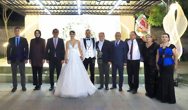 Medeniyetler buluşması gibi evlilik :Teneke ve Yücelen Ailelerinin mutlu günü