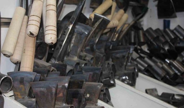 32 yıllık çelik ustası Kemal Orhan, çeliğe şekil veriyor