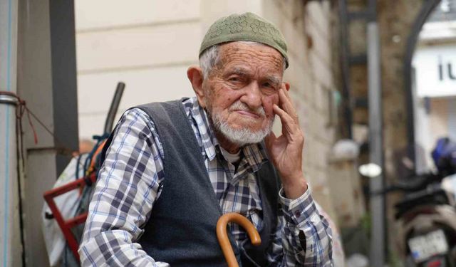 Asrın ustası: 96 yaşında gözlük kullanmadan şemsiye tamir ediyor