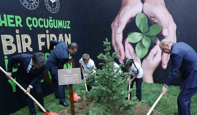 Cumhurbaşkanı Erdoğan, öğrencilerle fidan dikti
