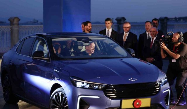Cumhurbaşkanı Erdoğan’a, TOGG’un yeni modeli T10F hediye edildi