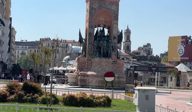 Gürsel Tekin’in Taksim Cumhuriyet anıtına bıraktığı çelenk kaldırıldı