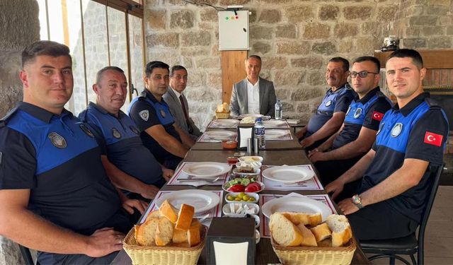 Başkan Sopacı zabıta personeliyle kahvaltıda bir araya geldi