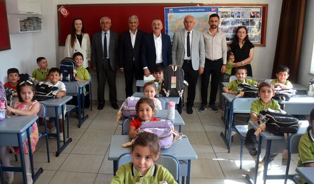 Başkan Öztürk'ten öğrencilere çanta ve kırtasiye hediyesi