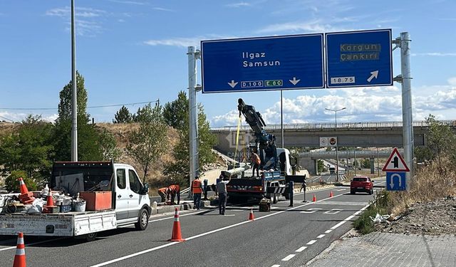D-100 Karayoluna yeni yön tabelaları monte ediliyor