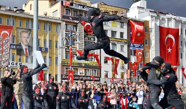 Dövüş sanatlarındaki hünerlerini sergileyen jandarma komandolar nefes kesti