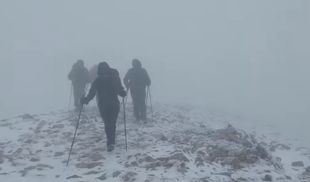 Uludağ’da yılın ilk karını zirvede kutladılar