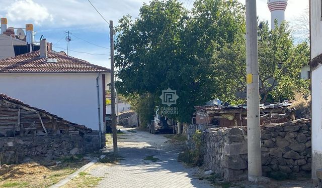 Türk Telekom derin uykuda! Çankırı'da telefon direği 2 yıldır kenara çekilmeyi bekliyor