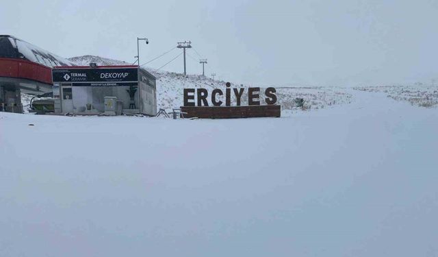 Erciyes güne beyaz örtüyle uyandı
