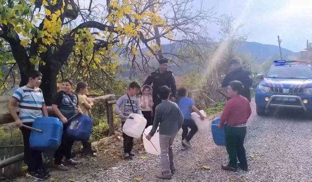 Köy çocuklarından jandarmaya bidonlu "Yasemen" sürprizi