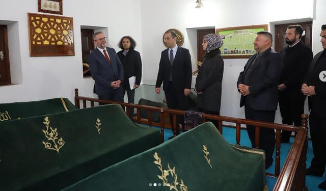Vali Taşolar ve Heyeti Hacı Murad-ı Veli Türbesi’ni Ziyaret Etti