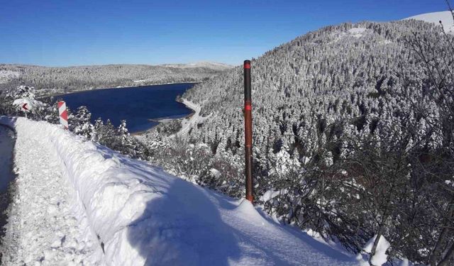 Beyaza bürünen Abant’ta kartpostallık manzara: Kar kalınlığı 1 metreyi buldu