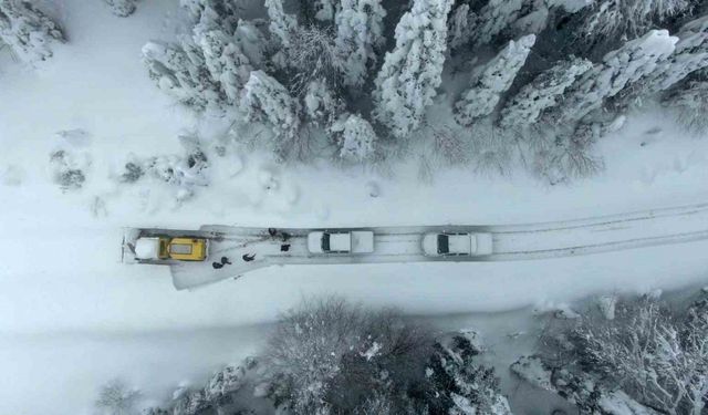Kar altındaki köy yollarında "kar savaşçıları"ndan yoğun mesai