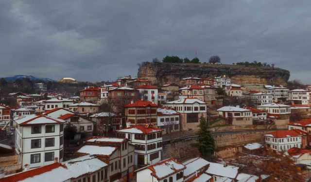 Tarihi Safranbolu evlerinde masalsı kış manzarası