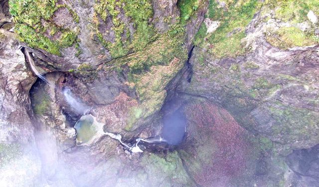 İçerisinde şelale akan Karadeniz'in en derin mağarası görenleri mest ediyor