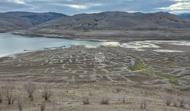 Güldürcek Barajı’nda çekilmeyle eski Köy kalıntıları ortaya çıktı
