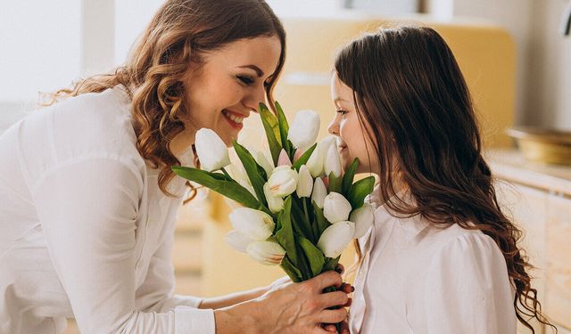 Anneler Gününde Neden Çiçek Hediye Edilir?