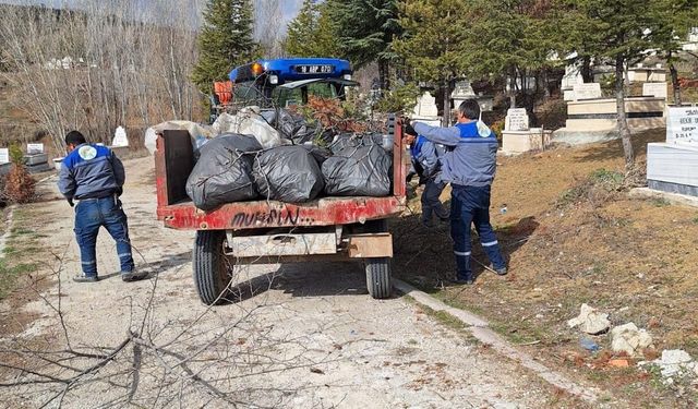 Şabanözü’nde Mezarlıklar Bayrama Hazırlanıyor