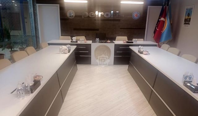 Lastik İşçisinin Gözü Kulağı Bu Masada: Kritik Toplantı Başladı