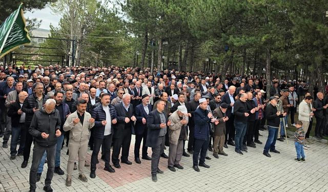 Kurşunlu’da yağmur ve bereket duasında yüzlerce kişi bir araya geldi