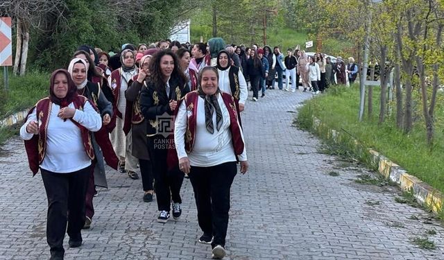 Hacımuslu’da Kadınlardan Ferfene Alayı