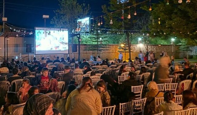 Kurşunlu’da yıldızların altında açık hava sineması keyfi