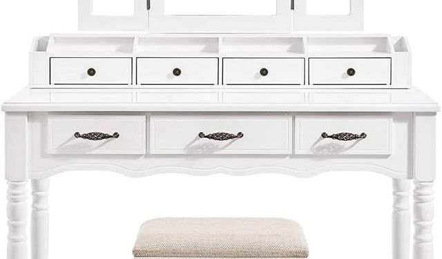 Makyaj Masası Seçerken Işık ve Ayna Neden Öncelik Olmalı