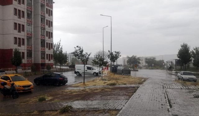 Kurşunlu’da aniden bastıran sağanak vatandaşları hazırlıksız yakaladı
