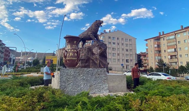Çankırı’ya kılıç dişli bronz kaplan heykeli yerleştirildi