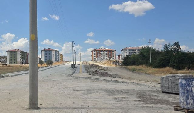 Kurşunlu TOKİ’de elektrik direkleri yol ortasında kaldı!