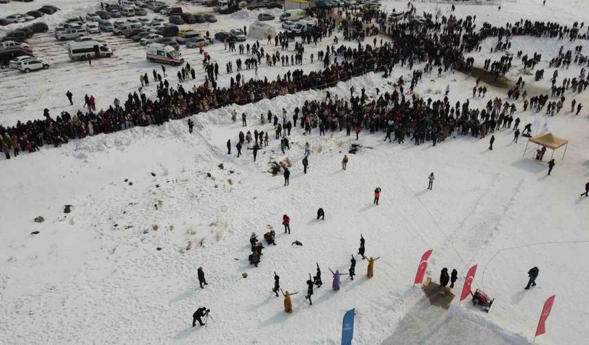 Çıldır Gölü Buz Şenliği’ne yoğun ilgi