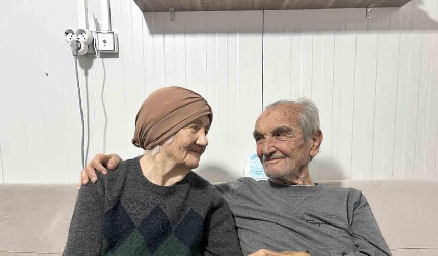 Enkazdan çıkarak birlikte yaşama tutunan 71 yıllık evli çift mutluluğun sırrını anlattı