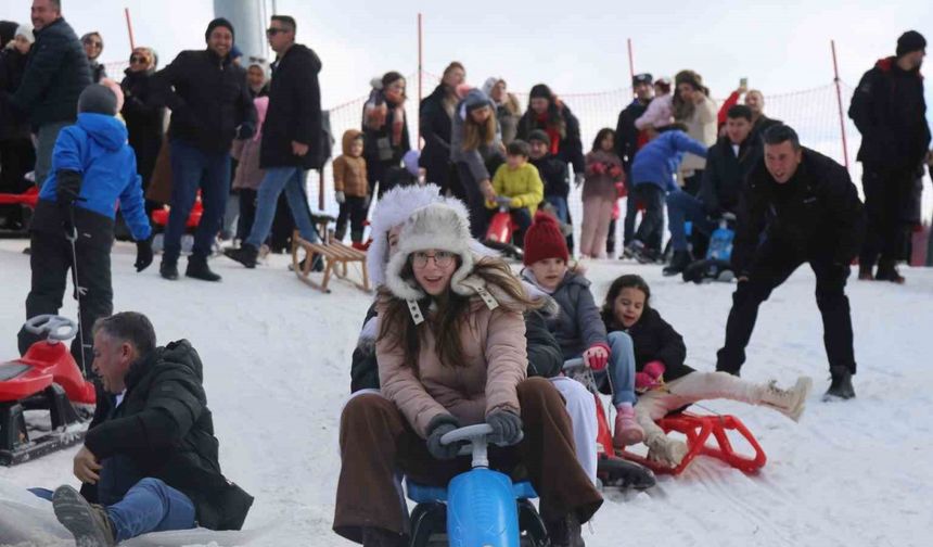 Yarıyıl tatilinin son gününde Ilgaz Dağı’nda kayarak eğlendiler