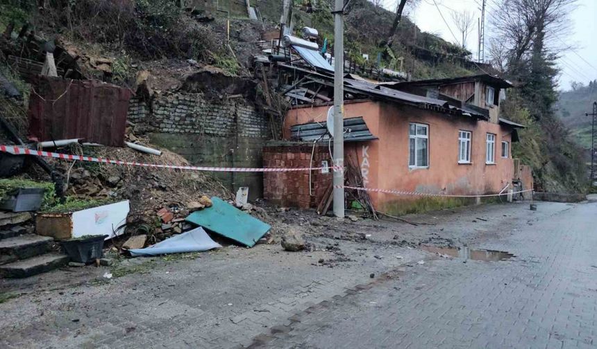 Zonguldak’ta heyelan sonrası 3 ev tahliye edildi