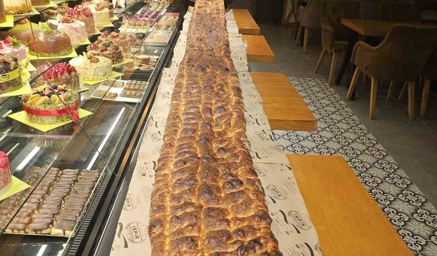 4 metre 2 santim uzunluğundaki pide görenleri şaşırttı