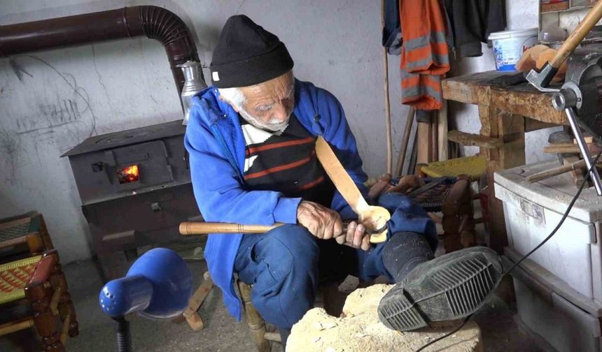 91 yaşındaki kaşık ustası unutulmaya yüz tutmuş mesleğini sürdürüyor