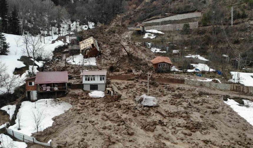 Artvin’de heyelanda bir ev takla atarak devrildi, o anlar cep telefonu kamerasına yansıdı