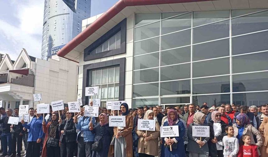 Doruk Madencilik işçileri aileleriyle Yıldızlar Holding önünde