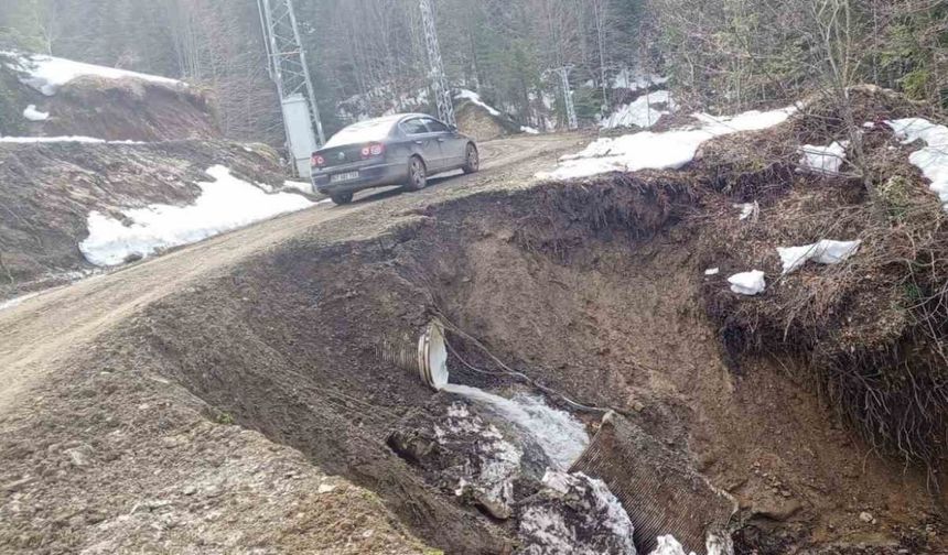 Kastamonu’da heyelan sebebiyle yol çöktü