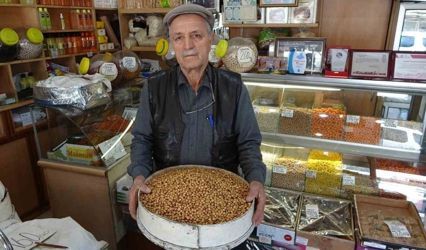 Leblebiye adanmış bir ömür: 66 yıldır babasından öğrendiği yöntemle kavuruyor