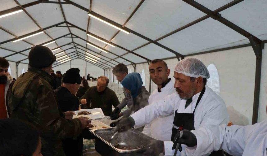 Nusret memleketinde hergün 350 kişiye iftar yemeği veriyor