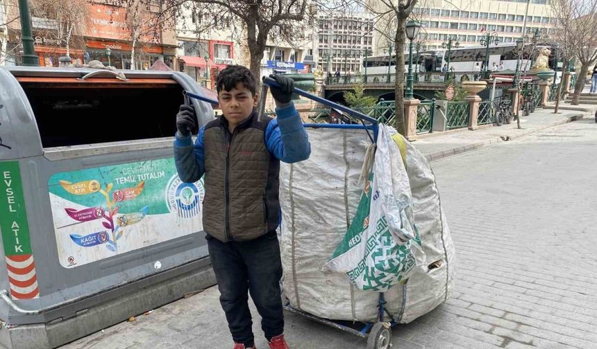 Yaşıtları okula giderken o boyundan büyük el arabası ile atık topluyor