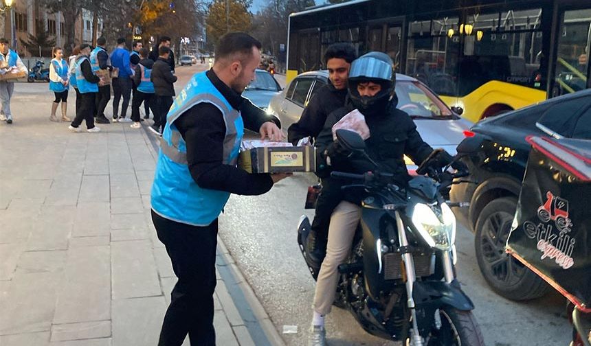 AK Parti Çankırı Gençlik Kolları  iftara geç kalanları unutmadı