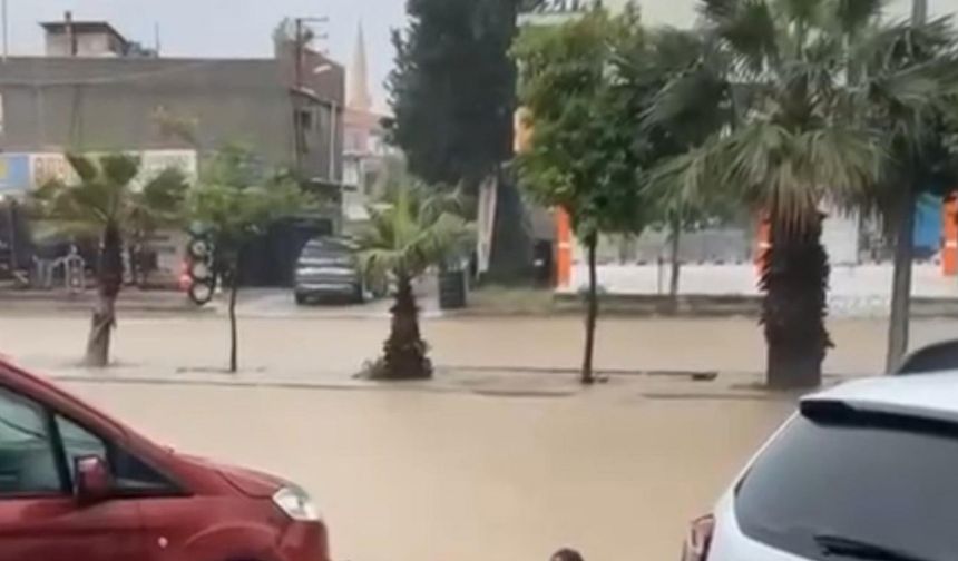 Yağmur hayatı felç etti: Kimi yüzdü kimi mahsur kaldı