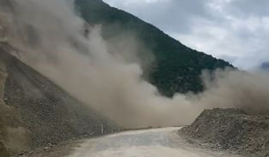 Artvin-Şavşat Karayolu’nda heyelan anı kamerada