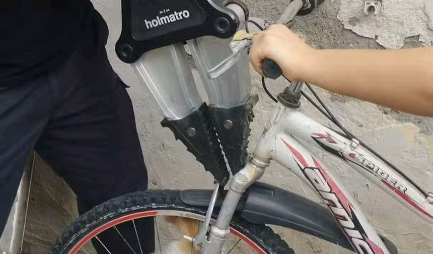 Bisikletin jant teline sıkışan yavru kediyi itfaiye kurtardı