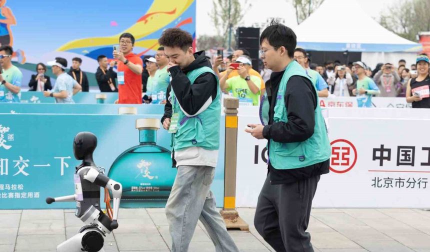 Çinli robotlar ilk kez yarı maratonda insanlarla koştu