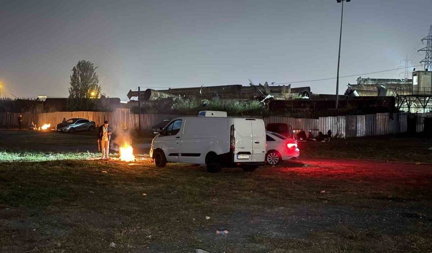 İstanbul’da bazı vatandaşlar deprem endişesiyle geceyi dışarıda geçirmeye devam etti