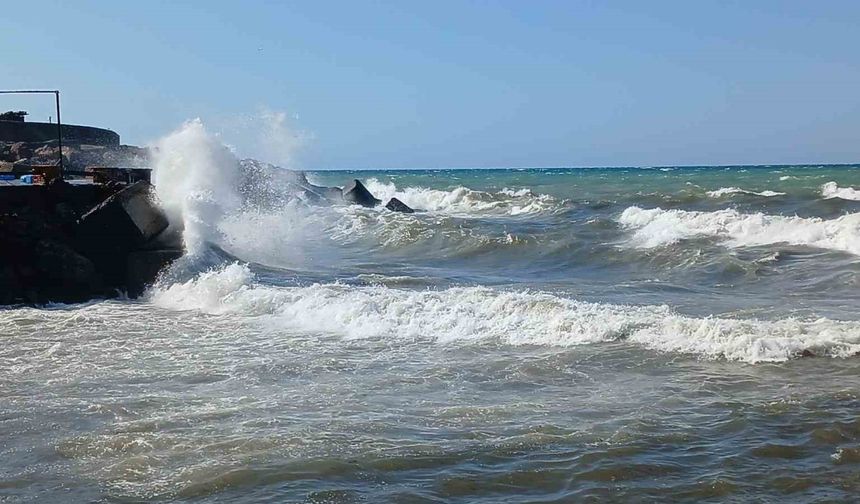 Karadeniz’de poyraz alarmı: 4 metrelik dalgalar oluştu