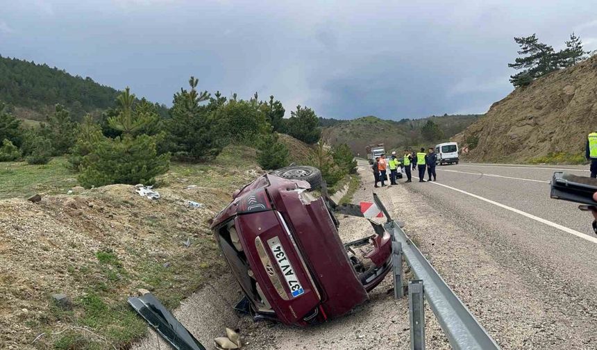 Virajı alamayan otomobil şarampole devrildi: 3 yaralı